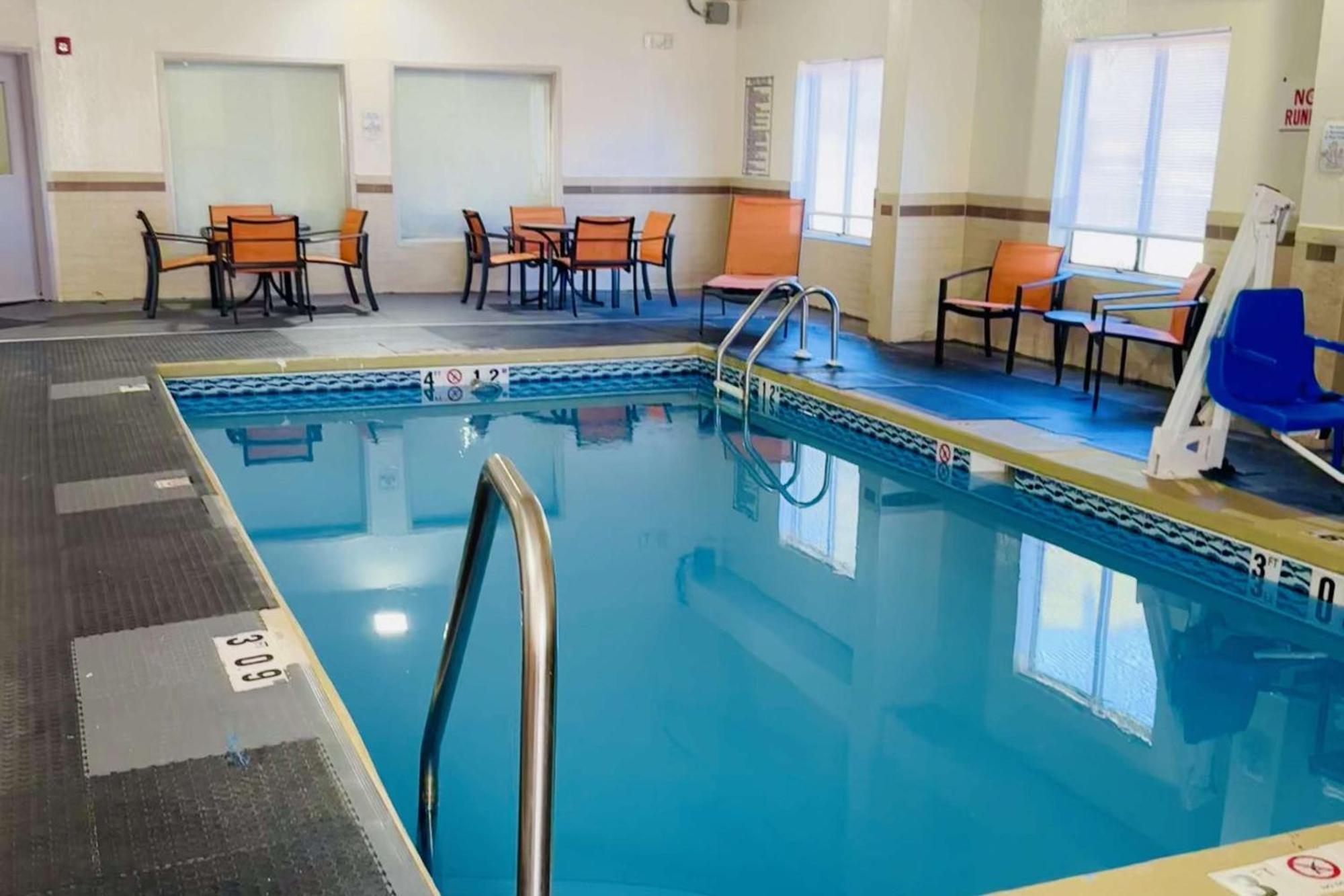 Hotel Clarion Pointe Albemarle Exteriér fotografie